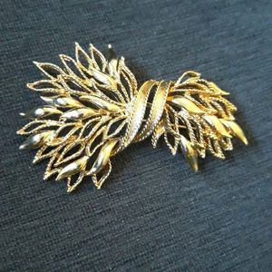 Vintage Lisner Goldtone Pin